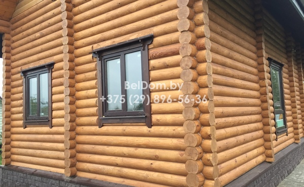 Герметизация швов деревянного дома из оцилиндрованного бревна.