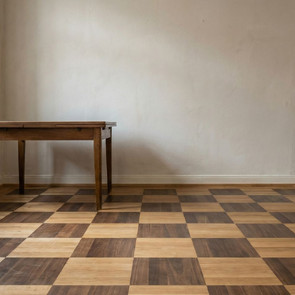 Шлифовка паркета шахматной укладки в просторной гостиной
